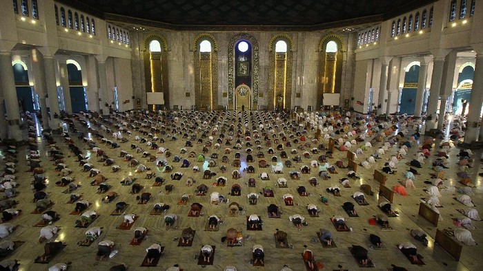 Umat muslim melaksanakan shalat Idul Adha di Masjid Al Akbar, Surabaya, Jawa Timur, Jumat (31/7/2020). Pelaksanaan shalat Idul Adha di masjid tersebut menerapkan protokol kesehatan secara ketat seperti pengecekan suhu tubuh, penggunaan masker, pengaturan jarak serta pengurangan jumlah jamaah yang biasanya mencapai 40.000 orang menjadi 5.000 jamaah. ANTARA FOTO/Moch Asim