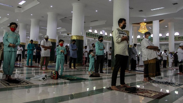 Umat muslim melaksanakan shalat Idul Adha di Masjid Raya Annur Pekanbaru, di Pekanbaru, Riau, Jumat (31/7/2020). Masjid Raya Annur Pekanbaru menggelar shalat Idul Adha berjamaah dengan menerapkan protokol kesehatan guna mencegah penyebaran COVID-19 seperti mencuci tangan sebelum masuk masjid, mengukur suhu tubuh, mengenakan masker serta menjaga jarak. ANTARA FOTO/Rony Muharrman