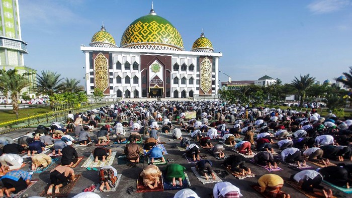 Umat muslim melaksanakan shalat Idul Adha 1441 H di Masjid Raya Darussalaam, Palangkaraya, Kalimantan Tengah, Jumat (31/7/2020). Meskipun pemerintah daerah setempat mengeluarkan surat imbauan untuk melaksanakan shalat id di rumah masing-masing, sejumlah masjid di daerah itu tetap melaksanakan shalat Idul Adha 1441 H secara berjamaah di tengah pandemi COVID-19. ANTARA FOTO/Makna Zaezar