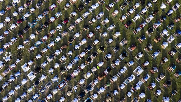 Umat muslim menunaikan ibadah Shalat Idul Adha 1441 H di lingkungan Masjid Al-Azhar, Jakarta, Jumat (31/7/2020). Umat muslim di seluruh Indonesia mulai melaksanakan shalat Idul Adha secara berjamaah di tengah pandemik COVID-19. ANTARA FOTO/Muhammad Adimaja/pras.