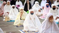 Warga datang membawa peralatan salat pribadi serta memakai masker.