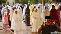 Para jemaah tampak khusyuk melaksanakan salat Idul Adha.