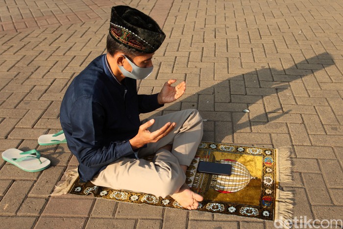 Sejumlah warga melaksanakan salat Idul Adha di Masjid Al Barkah, Bekasi, Jumat (31/7/2020). Di tengah pandemi virus corona jamaah tetap melaksanakan salat Idul Adha dengan menerapkan protokol kesehatan.