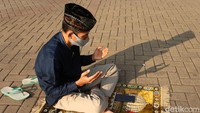 Seorang jemaah tampak khusyuk bedoa.