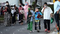 Umat Islam berbondong-bondong menuju masjid untuk melaksanakan salat Idul Adha. Mereka datang dengan membawa peralatan salat sendiri.