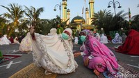 Beberapa warga berswafoto sebelum pelaksanaan salat Idul Adha.