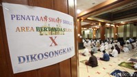 Poster larangan untuk tidak menempati tanda silang terpampang di salah satu sudut masjid.