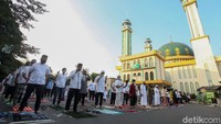 Para jemaah tampak khusyuk menunaikan salat Idul Adha.
