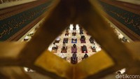 Para jemaah tampak menempati saf yang telah ditentukan jaraknya.