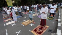 Tidak hanya halaman, jemaah salat Idul Adha juga meluber ke jalanan. 