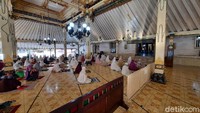 Jarak antar jemaah sekitar 1,5 meter. Selain itu jemaah wajib menggunakan masker dan membawa sajadah sendiri.