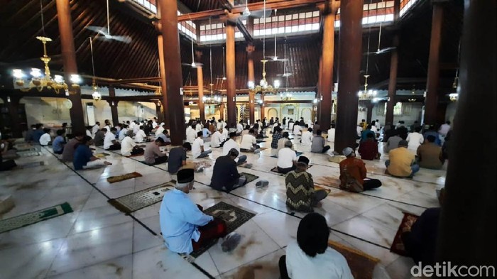 Salat Idul Adha di Masjid Gedhe Kauman Yogya Masjid Gedhe Kauman Yogyakarta menggelar salat Idul Adha 1441 H berjamaah dengan menerapkan protokol kesehatan secara ketat. Salat Id tersebut hanya diikuti oleh warga sekitar masjid.