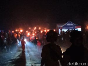 Malam Takbir, Pengungsi Banjir di Luwu Utara Gelar Gerakan Seribu Obor