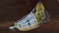 Penggunaan plastik yang massif di Jepang dimulai pada tahun 1960-70an. Negara ini dikenal dengan industrinya dan berusaha mengubah citra pembuat barang murah menjadi pengecer premium. Praktik di toserba Jepang dipenuhi dengan makanan yang dibungkus plastik per biji sudah berlangsung puluhan tahun.