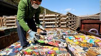 Sebagian kecil dari keseluruhan sampah plastik Jepang dikirim ke luar negeri untuk diproses kembali. Pada tahun 2018, Jepang adalah pengekspor sampah plastik terbesar di dunia. Negeri ini mengirim lebih dari satu juta ton ke luar negeri dan tak tahu pengolahan plastik di negara tujuan.