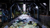 Jepang menghasilkan sekitar 9 juta ton limbah plastik setiap tahun, kedua setelah Amerika Serikat, yang menghasilkan 35 juta ton limbah plastik pada tahun 2017. Negara ini hanya mendaur ulang kurang dari 10%.