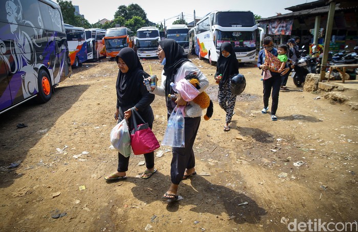 Deretan bus terparkir di terminal AKAP Pasar Lembang, Ciledug, Tangerang, Banten, Jumat (31/7/2020). Para agen bus mengakui bahwa mudik Idul Adha tahun ini sepi pemudik.
