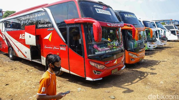 Deretan bus terparkir di terminal AKAP Pasar Lembang, Ciledug, Tangerang, Banten, Jumat (31/7/2020). Para agen bus mengakui bahwa mudik Idul Adha tahun ini sepi pemudik.