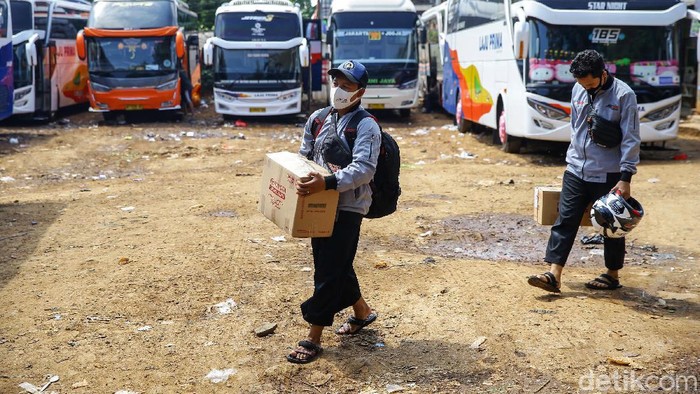 Deretan bus terparkir di terminal AKAP Pasar Lembang, Ciledug, Tangerang, Banten, Jumat (31/7/2020). Para agen bus mengakui bahwa mudik Idul Adha tahun ini sepi pemudik.