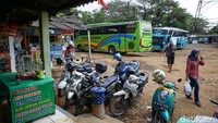 Tak terlihat adanya keramaian pemudik di terminal tersebut. Hanya terlihat beberapa pemudik yang masuk terminal tersebut.