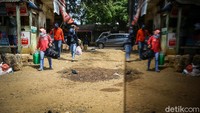 Beberapa calon penumpang memasuki terminal dengan membawa barang bawaan khas mudik seperti kardus dan tas besar.