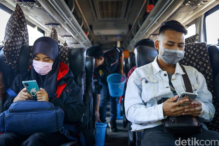 Deretan bus terparkir di terminal AKAP Pasar Lembang, Ciledug, Tangerang, Banten, Jumat (31/7/2020). Para agen bus mengakui bahwa mudik Idul Adha tahun ini sepi pemudik.