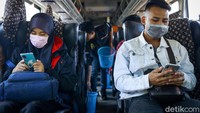 Bus yang beroperasi tampak sepi penumpang.