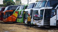Deretan bus AKAP terparkir di Terminal Pasar Lembang, Ciledug, Tangerang, Banten, Jumat (31/7/2020).