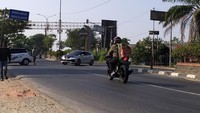 Sepanjang menelusuri jalan raya Tanjungpura - Kedunggede, Bekasi, yang terhubung langsung dengan Jalan Raya Pantura ini, kami melihat banyak pengendara yang baru menjalankan ritual mudik selepas Shalat Ied. Foto: Luthfi Anshori