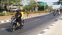 Pantauan detikOto di jalur non tol perbatasan Bekasi-Karawang, Jumat (1/8/2020) pagi, tidak ditemui adanya titik penyekatan pemudik. Pos penjagaan pun tidak ada, sehingga pengendara bebas melintas tanpa hambatan, termasuk bagi yang bepergian keluar kota. Foto: Luthfi Anshori