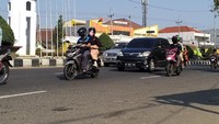 Tidak seperti saat momen libur lebaran Idul Fitri kemarin, para pemudik kini bisa leluasa melewati perbatasan Bekasi - Karawang, tanpa adanya pemeriksaan dari petugas gabungan TNI, Polisi, dan Dishub. Foto: Luthfi Anshori