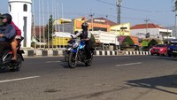 Bagi para pemudik diimbau agar selalu menerapkan protokol kesehatan seperti memakai masker, menjaga jarak, dan senantiasa menggunakan hand sanitizer. Bagi pemudik yang tidak memakai masker, hanya akan ditegur oleh polisi. Kemudian bagi pemudik yang tidak memiliki masker, akan diberikan masker. Foto: Luthfi Anshori