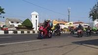 Pemudik didominasi pengguna sepeda motor, khususnya pengguna motor dengan plat nomor B, yang artinya berasal dari wilayah Jakarta, Depok, Tangerang, dan Bekasi. Selain itu ada juga beberapa motor dengan plat nomor daerah seperti T, E, dan R. Selain pengendara motor, tampak juga pemudik yang menggunakan mobil dan bus umum. Foto: Luthfi Anshori