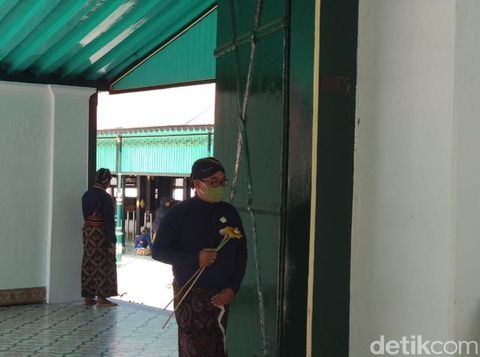 Suasana pembagian ubarampe gunungan berupa rengginang oleh Keraton Yogyakarta, Jumat (31/7/2020).