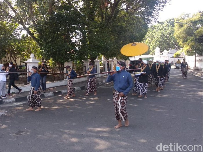 Suasana pembagian ubarampe gunungan berupa rengginang oleh Keraton Yogyakarta, Jumat (31/7/2020).