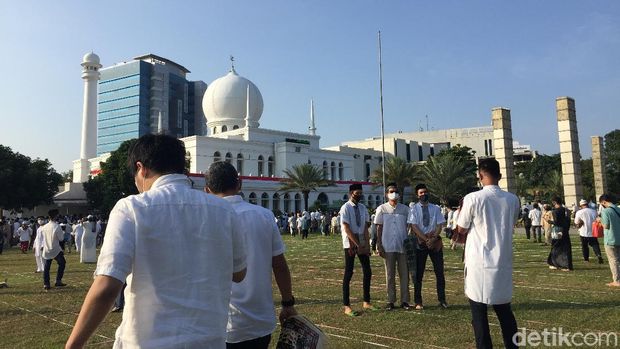 Suasana salat Idul Adha 1441 H di Masjid Agung Al-Azhar Kebayoran Baru berjalan tertib dan khidmat (Tiara Aliya/detikcom)
