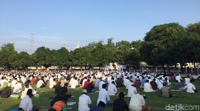 Suasana salat Idul Adha 1441 H di Masjid Agung Al-Azhar Kebayoran Baru berjalan tertib dan khidmat (Tiara Aliya/detikcom)