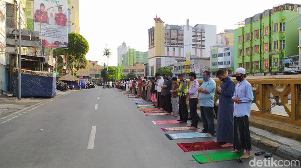 Suasana salat Idul Adha 1441 H di Masjid Jami Al Ma'mur Tanah Abang berjalan tertib dan khidmat (Tiara Aliya/detikcom)