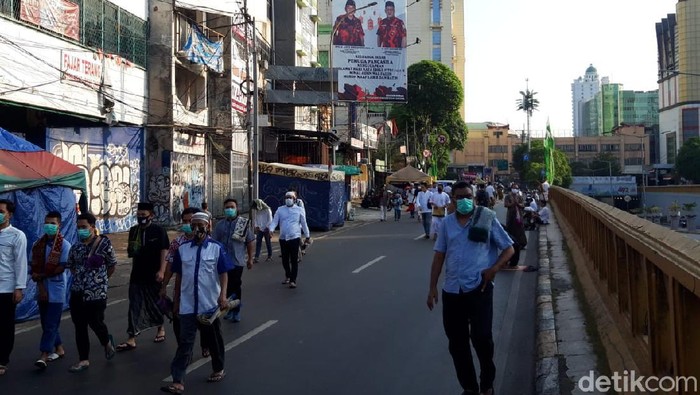 Suasana salat Idul Adha 1441 H di Masjid Jami Al Mamur Tanah Abang berjalan tertib dan khidmat (Tiara Aliya/detikcom)