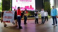 Direktur Utama Telkom Ririek Adriansyah (kedua dari kanan) didampingi Direktur Human Capital Management Telkom Afriwandi (paling kanan) menyerahkan simbolis Hewan Kurban TelkomGroup Idul Adha 1441 H kepada Ketua Lembaga Amal Zakat Infak Sedekah Nahdlatul Ulama Achmad Sudrajat (ketiga dari kanan) di Jakarta. Foto: dok. Telkom