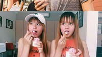 Carlina dan Christina sering menunjukkan momen kompak, termasuk saat kulineran. Begini gaya mereka saat menikmati es krim cup. Foto: Instagram