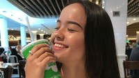 Sesekali Christina juga unggah foto sendiri. Salah satunya pose manis sambil memegang minuman segar. Foto: Instagram