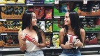 Pakai outfit santai, The Connell Twins berburu keripik di supermarket. Kira-kira apa ya merek kesukaan mereka? Foto: Instagram
