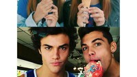 Sepertinya es krim jadi makanan favorit mereka. Kali ini The Connell Twins cicip es krim cokelat cone yang kelihatan nikmat. Foto: Instagram