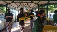 Masyarakat percaya bahwa tangan ahli waris selaku panembahan yang menyucikan pusaka peninggalan Sunan Kalijaga, akan mengantarkan keberkahan bagi masyarakat. (Mochamad Saifudin/detikcom)