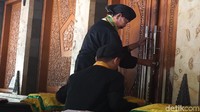 Prosesi berjalan dengan lancar meski dalam keadaan mata tertutup. (Mochamad Saifudin/detikcom)