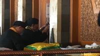 Prosesi penjamasan di dalam Makam Sunan Kalijaga dengan mata tertutup (Mochamad Saifudin/detikcom)
