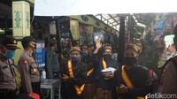 Prosesi dimulai dari tim penjamasan pusaka dan iring-iringan yang membawa minyak jamas beserta ubo rampe, dari Pendopo Pangeran Wijil V menuju Makam Sunan Kalijaga. (Mochamad Saifudin/detikcom)
