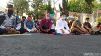 Dalam salat Idul Adha ini para jemaah diwajibkan untuk memakai masker.