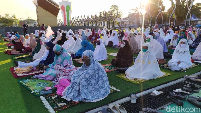 Umat Islam di Cianjur Gelar Salat Idul Adha di Masjid Agung dan Alun-alun Ratusan jemaah mengikuti pelaksanaan salat Id di kawasan Masjid Agung Cianjur dan Taman Alun-alun, Jumat (31/7/2020). Dilaksanakannya kembali salad Id di Masjid Agung berdasarkan rapat Forkopimda mengingat saat ini Cianjur memasuki Adaptasi Kebiasaan Baru (AKB).Sementara itu, saat pelaksanaan salad Id Idul Fitri di Masjid Agung sempat ditiadakan.